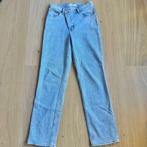 Abercrombie & Fitch 90’s straight ultra high rise with criss cross waistband.